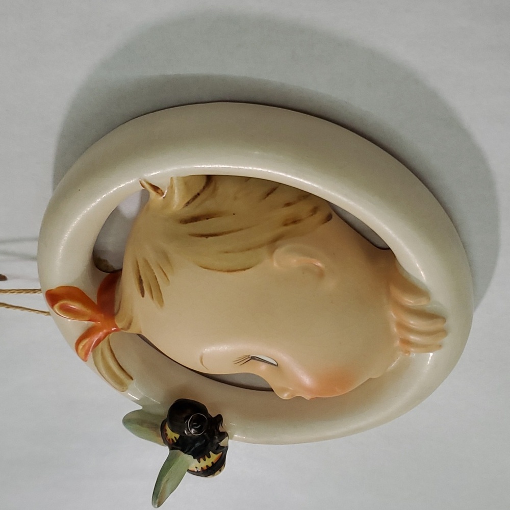 Vintage Hummel Wall Plaque "BA BEE" Girl, - in GREAT shape!! - Picture 10 of 14